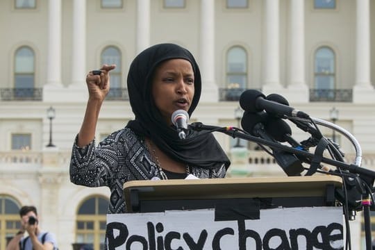 Die demokratische Abgeordnete Ilhan Omar Mitte März bei einem Auftritt vor dem Kapitol.