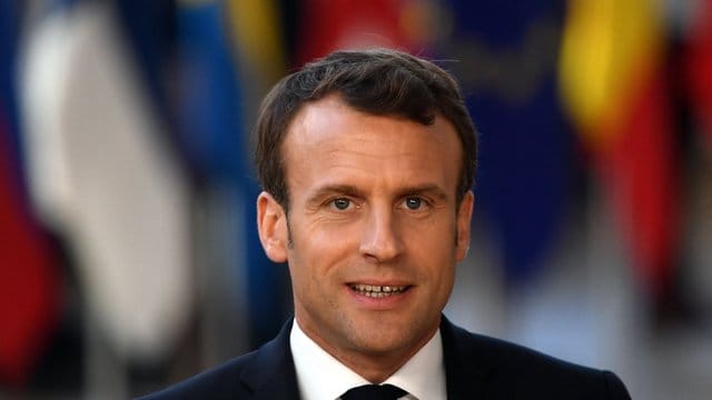 Emmanuel Macron ließ vor der TV-Ansprache zwar keine Einzelheiten durchblicken, französische Medien berichten aber über eine Senkung der Einkommensteuer. Emmanuel Macron ließ vor der TV-Ansprache zwar keine Einzelheiten durchblicken, französische Medien berichten aber über eine Senkung der Einkommensteuer.