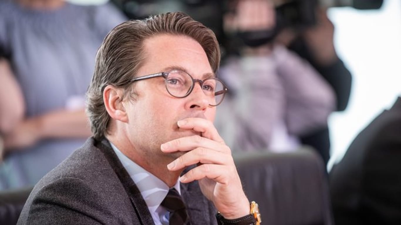BMW und die Deutsche Telekom haben in einem gemeinsamen Brief Bundesverkehrsminister Andreas Scheuer aufgerufen, ein Veto gegen den Rechtsakt der Kommission einzulegen.