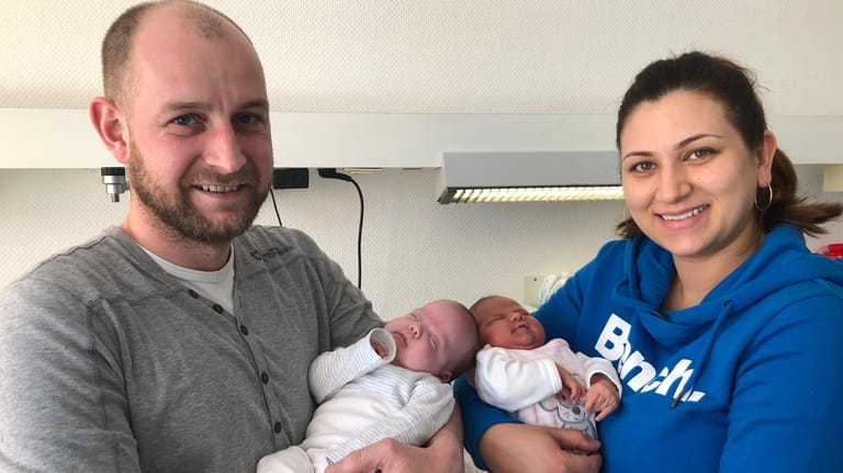 Glückliche Familie: Mit 97 Tagen Zeitunterschied sind zwei Zwillinge in Köln zur Welt gekommen.