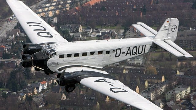 Die Junkers Ju 52 über Hamburg: Die Lufthansa schiebt ihr historisches Oldtimer-Flugzeug Ju 52 ins Museum. Die Junkers Ju 52 über Hamburg: Die Lufthansa schiebt ihr historisches Oldtimer-Flugzeug Ju 52 ins Museum.