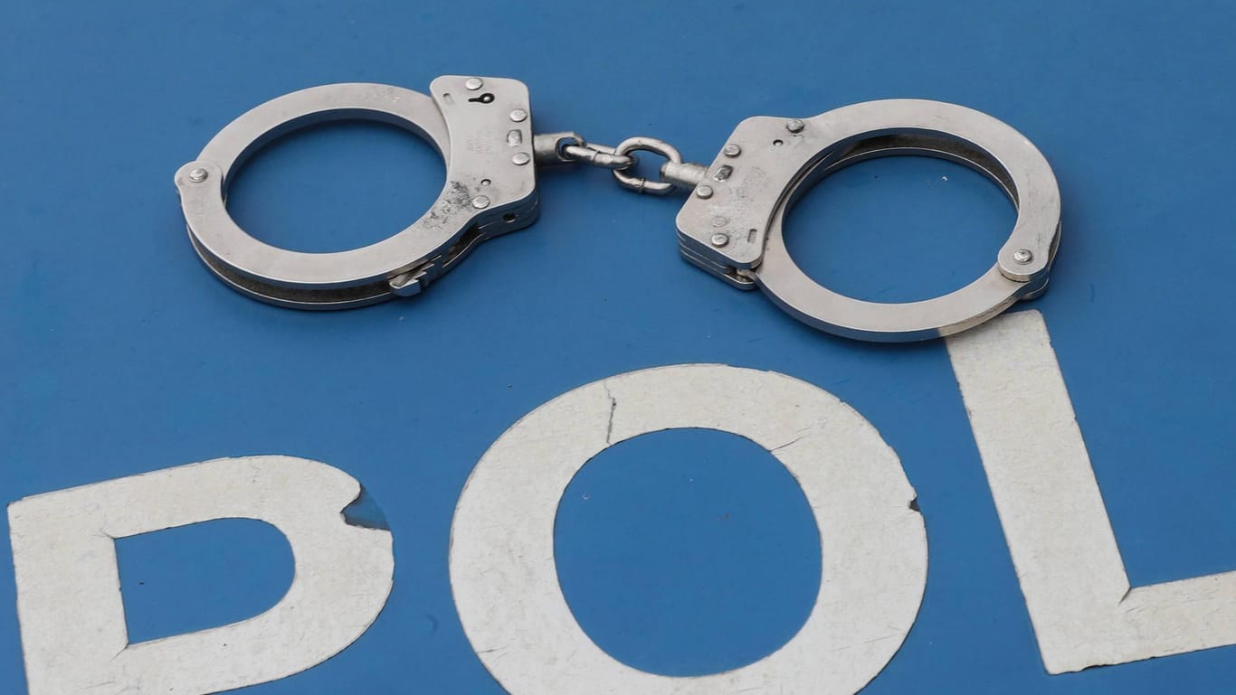 Handschellen: Drei Männer sitzen wegen Missbrauchs in Untersuchungshaft. (Symbolbild)