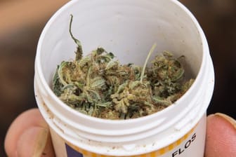 Wer Cannabis konsumiert, hat bei Operationen häufig einen höheren Bedarf an Narkosemitteln.