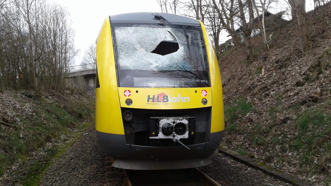 Nordrhein-Westfalen, Bad Berleburg: Das Foto zeigt die zerstörte Frontscheibe eines Zuges der Hessischen Landsbahn.