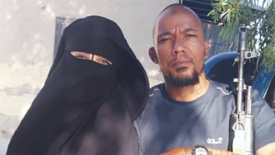 Der IS-Terrorist und seine Frau Omaima A. aus Deutschland: Denis Cuspert alias Deso Dogg mit der Hamburgerin auf einem der Fotos, die in Syrien gefunden wurden. Die Journalistin Jenan Moussa hat sie ausgewertet.