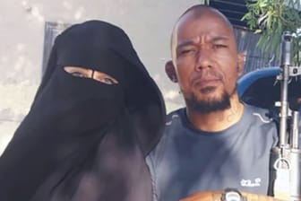Der IS-Terrorist und seine Frau Omaima A. aus Deutschland: Denis Cuspert alias Deso Dogg mit der Hamburgerin auf einem der Fotos, die in Syrien gefunden wurden. Die Journalistin Jenan Moussa hat sie ausgewertet.