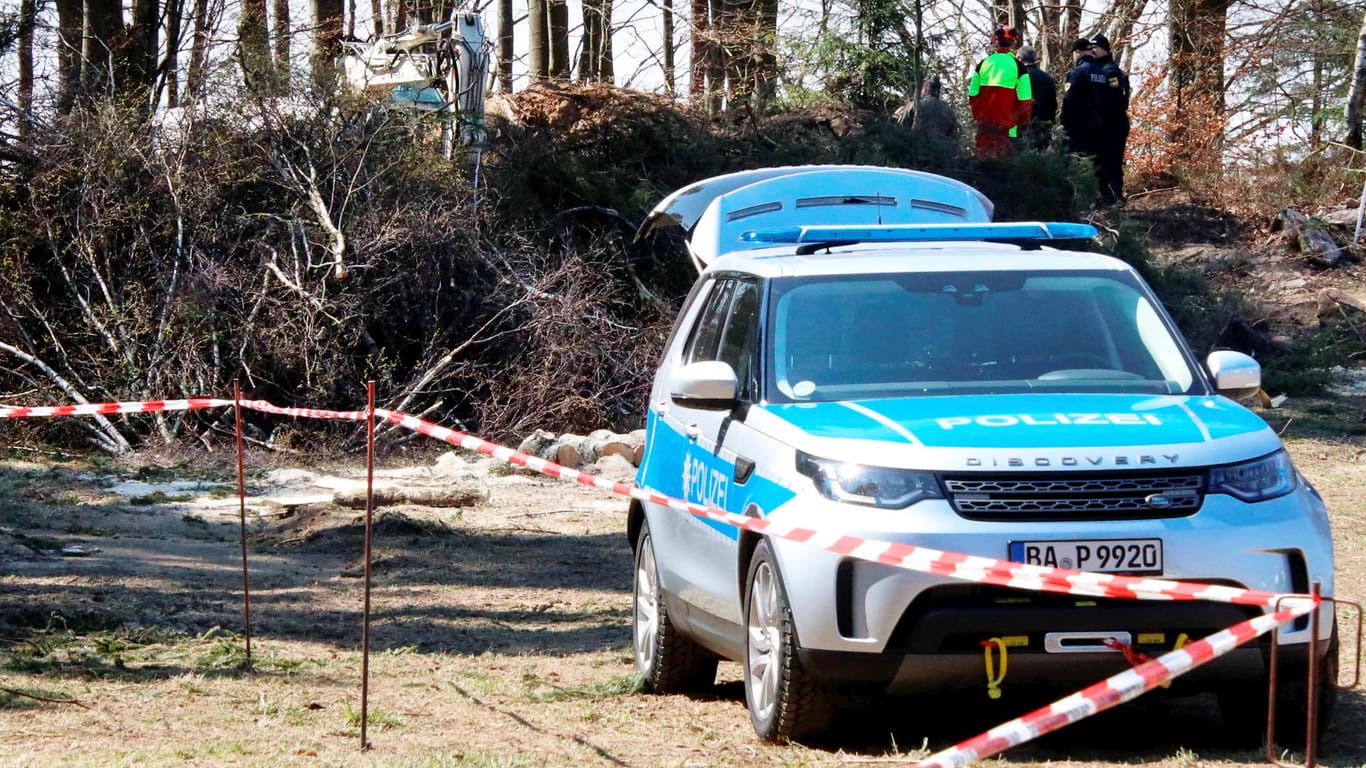 Grabungen im Fall Monika Frischholz: Polizeibeamte durchsuchen eine Fläche an einem Waldrand bei Flossenbürg.