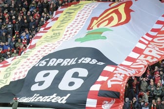 Mit einer Choreographie erinnern Fans des FC Liverpool an den 30.