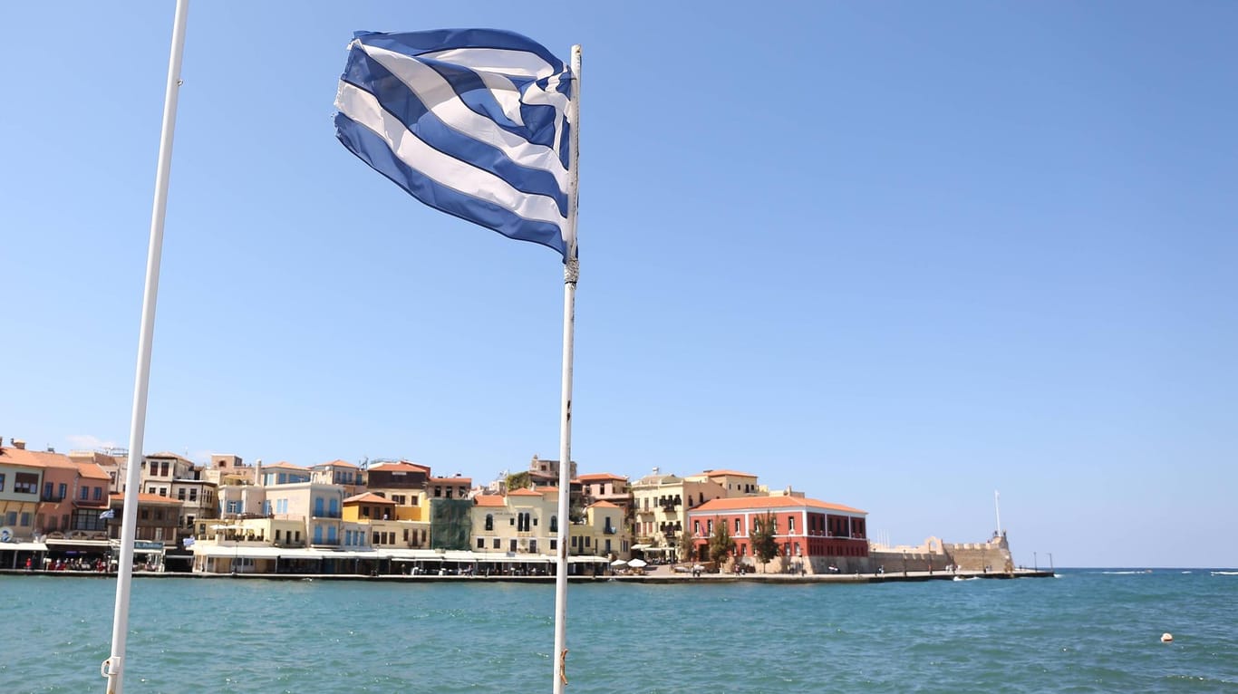Griechische Flagge auf Kreta (Symbolbild): Zwei Männer haben auf der griechischen Insel die deutsche Flagge gehisst.