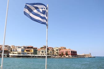 Griechische Flagge auf Kreta (Symbolbild): Zwei Männer haben auf der griechischen Insel die deutsche Flagge gehisst.
