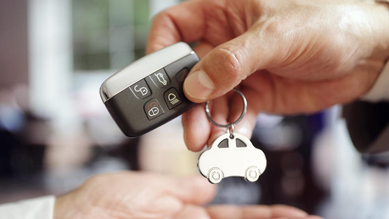 Schlüsselübergabe: Der Autovermieter Dexcar soll rund 37.000 Kunden in mehreren europäischen Ländern betrogen haben.