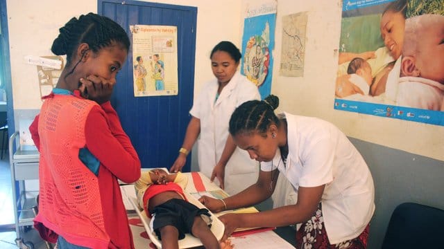 In Madagaskar ist nur etwa die Hälfte aller Kinder geimpft. In Madagaskar ist nur etwa die Hälfte aller Kinder geimpft.
