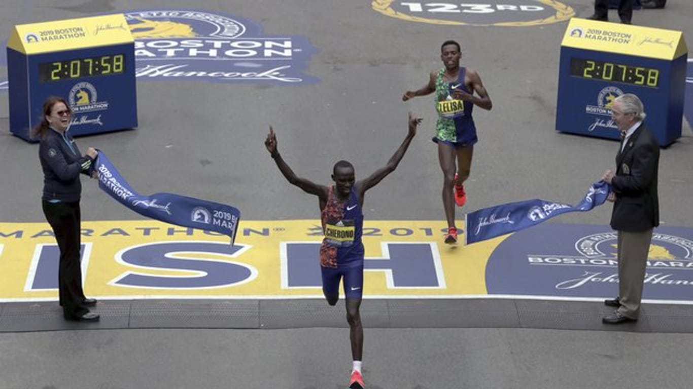 Der Kenianer Lawrence Cherono siegt beim Boston Marathon vor Lelisa Desisa aus Äthiopien.