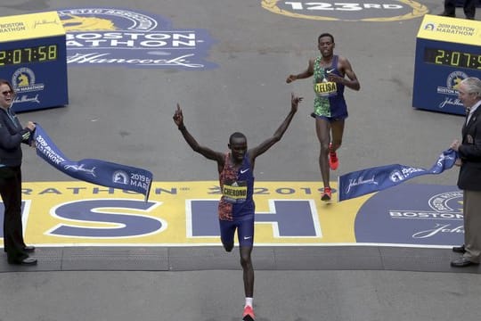 Der Kenianer Lawrence Cherono siegt beim Boston Marathon vor Lelisa Desisa aus Äthiopien.