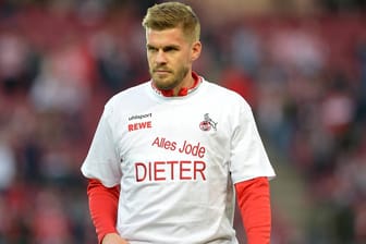 Kölns Torjäger Simon Terodde vor dem HSV-Spiel im T-Shirt mit Widmung für Dieter Anfang.