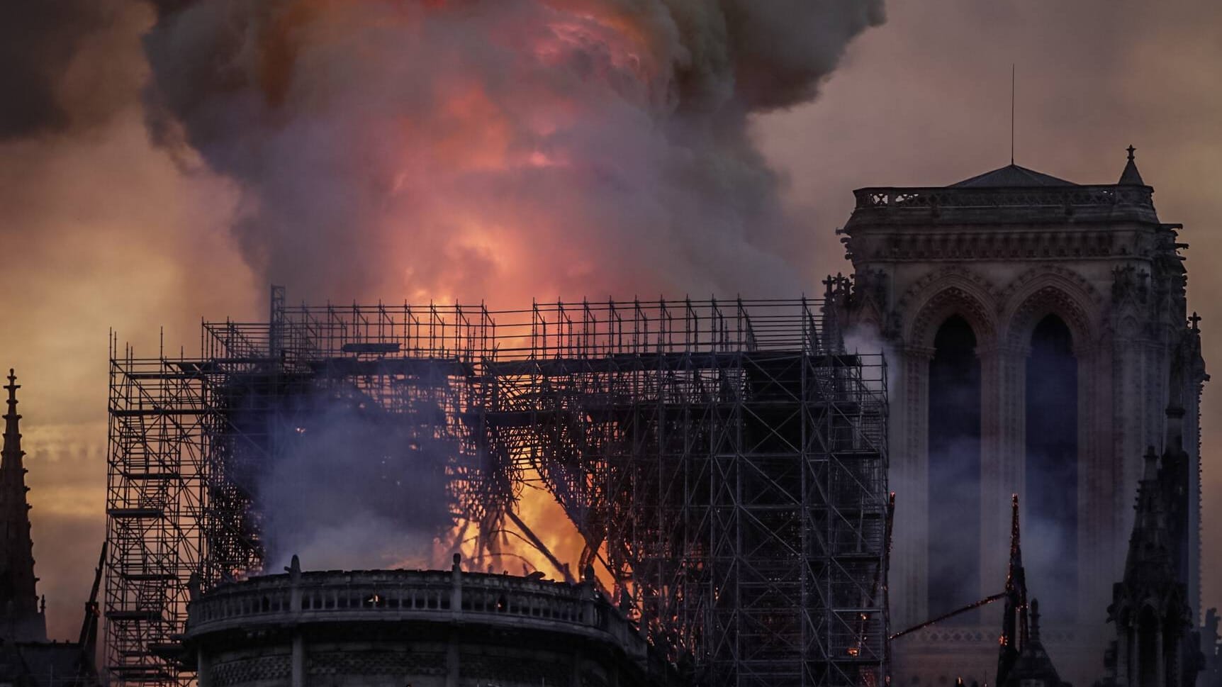 Nahaufnahme des Feuers in der Notre-Dame Kathedrale in Paris.