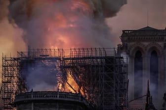 Nahaufnahme des Feuers in der Notre-Dame Kathedrale in Paris.