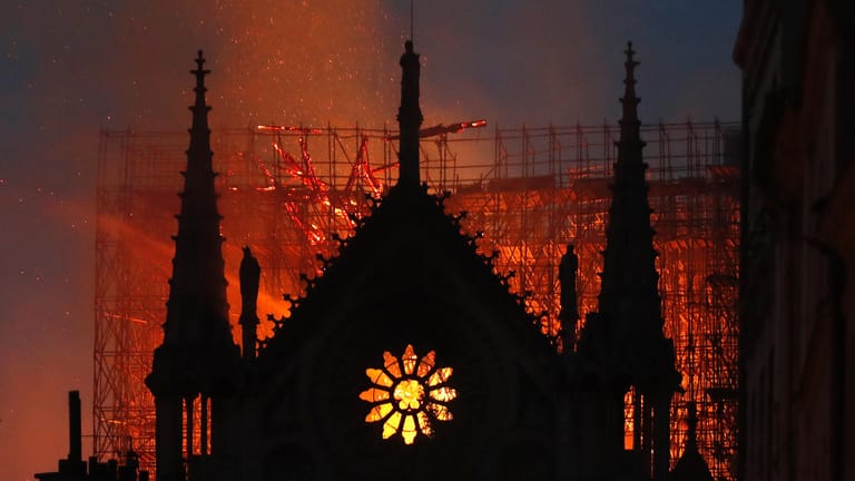 Brennende Notre-Dame.