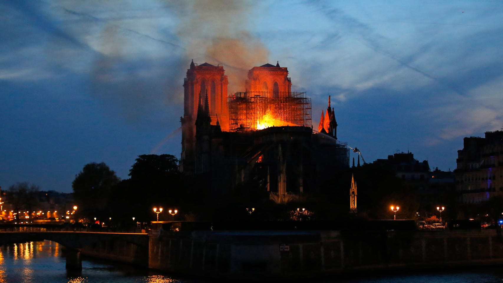 Pariser Kathedrale Notre-Dame steht in Flammen: Über Stunden schlugen am Montagabend Flammen lichterloh aus dem Dachstuhl des Wahrzeichens der französischen Hauptstadt, über dem monumentalen Sakralbau war eine riesige Rauchsäule zu sehen.