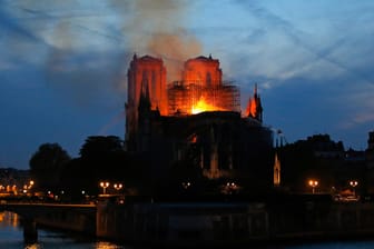 Pariser Kathedrale Notre-Dame steht in Flammen: Über Stunden schlugen am Montagabend Flammen lichterloh aus dem Dachstuhl des Wahrzeichens der französischen Hauptstadt, über dem monumentalen Sakralbau war eine riesige Rauchsäule zu sehen.