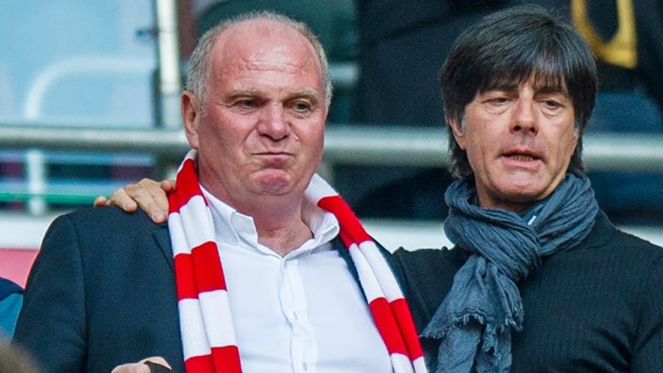 Bundestrainer Joachim Löw steht neben Uli Hoeneß in München auf der Tribüne.