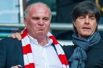 Bundestrainer Joachim Löw steht neben Uli Hoeneß in München auf der Tribüne.