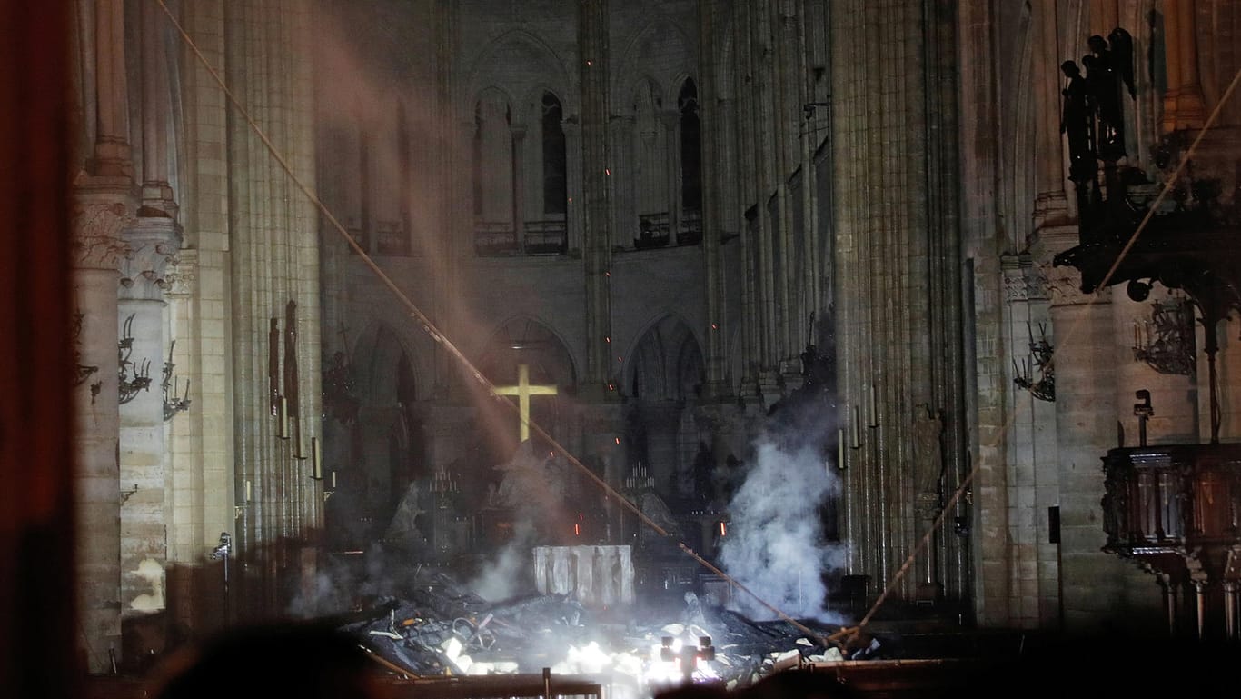 Das Innere der Notre-Dame nach dem Brand: Die Kathedrale wurde durch das Feuer verwüstet.