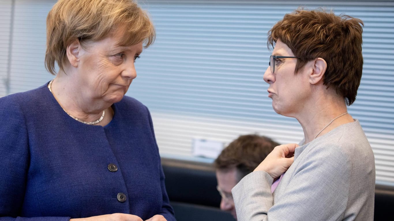 Kanzlerin und (mögliche) Nachfolgerin: Angela Merkel und Annegret Kramp-Karrenbauer