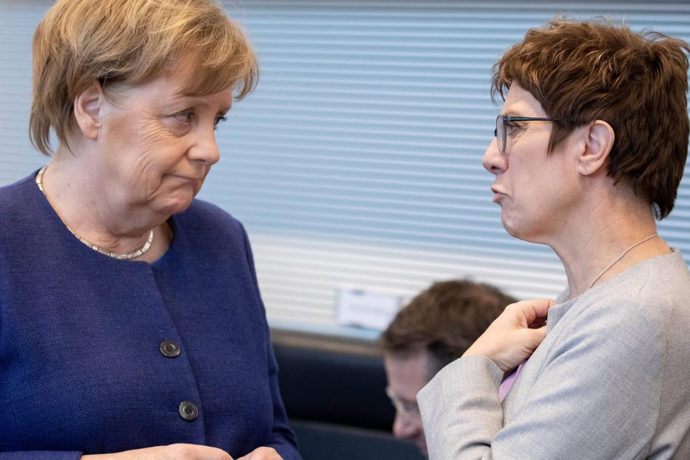 Kanzlerin und (mögliche) Nachfolgerin: Angela Merkel und Annegret Kramp-Karrenbauer