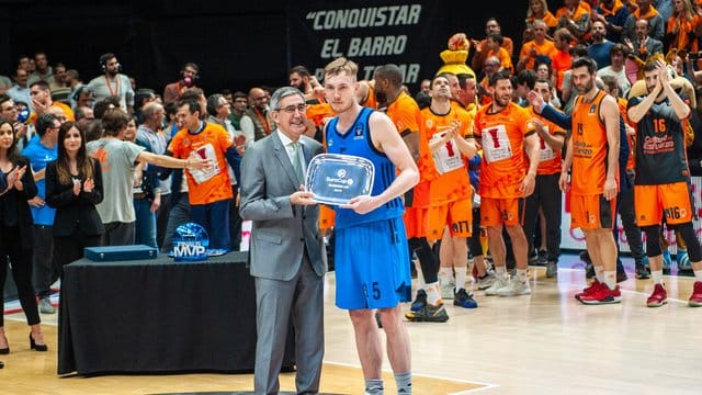 ALBA Berlins Martin Hermannsson bekam in Valencia die Trophäe für den zweiten Platz. ALBA Berlins Martin Hermannsson bekam in Valencia die Trophäe für den zweiten Platz.
