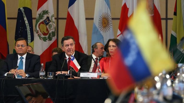 Chiles Außenminister Roberto Ampuero (2.