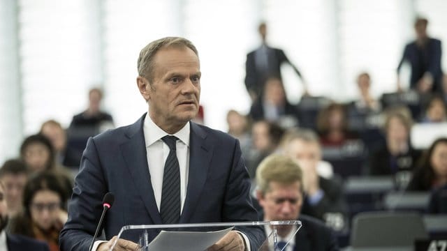 "Ich weiß, dass auf beiden Seiten des Ärmelkanals jeder erschöpft vom Brexit ist", sagte EU-Ratspräsident Donald Tusk vor den Europaabgeordneten. "Ich weiß, dass auf beiden Seiten des Ärmelkanals jeder erschöpft vom Brexit ist", sagte EU-Ratspräsident Donald Tusk vor den Europaabgeordneten.