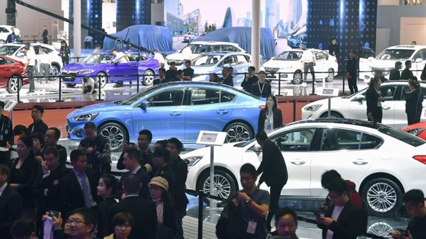 Blick in eine Ausstellungshalle der Automesse "Auto Shanghai".