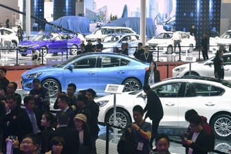 Blick in eine Ausstellungshalle der Automesse "Auto Shanghai".