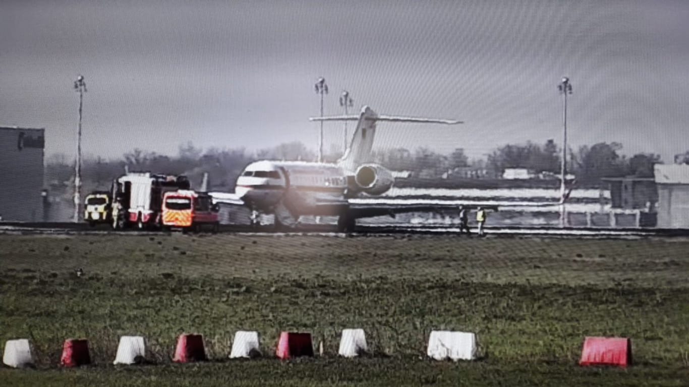 Beide Tragflächen der Global 5000 der Flugbereitschaft hatten bei der Landung in Schönefeld den Boden berührt. Deshalb lag der Flugbetrieb dort zunächst lahm.