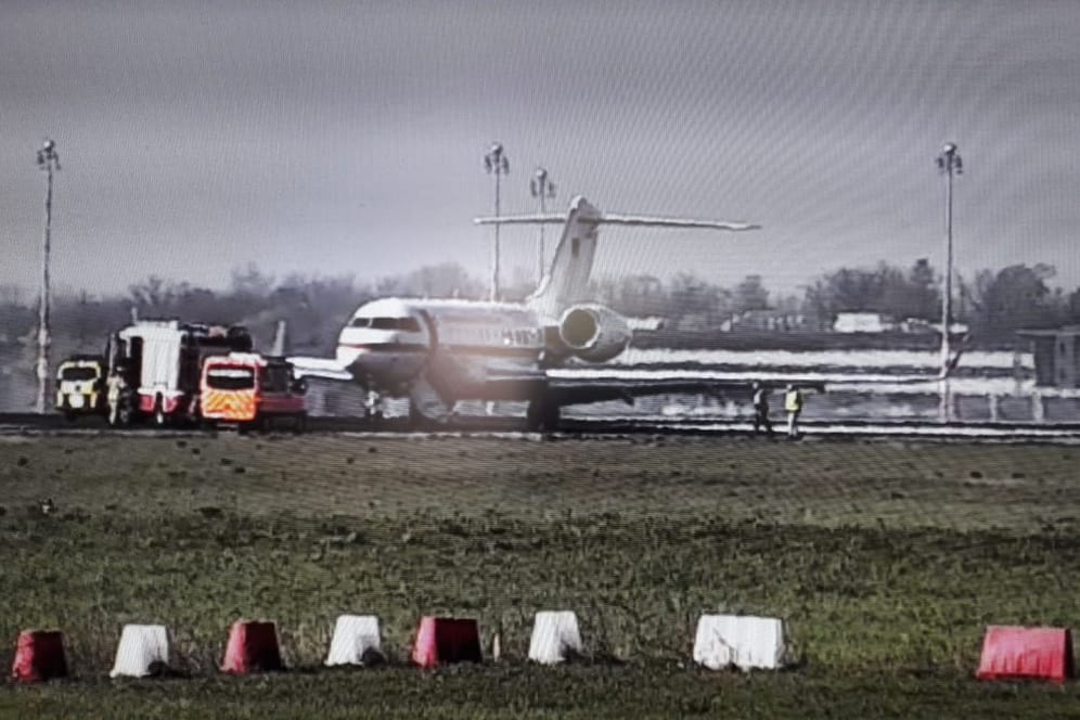 Beide Tragflächen der Global 5000 der Flugbereitschaft hatten bei der Landung in Schönefeld den Boden berührt. Deshalb lag der Flugbetrieb dort zunächst lahm.