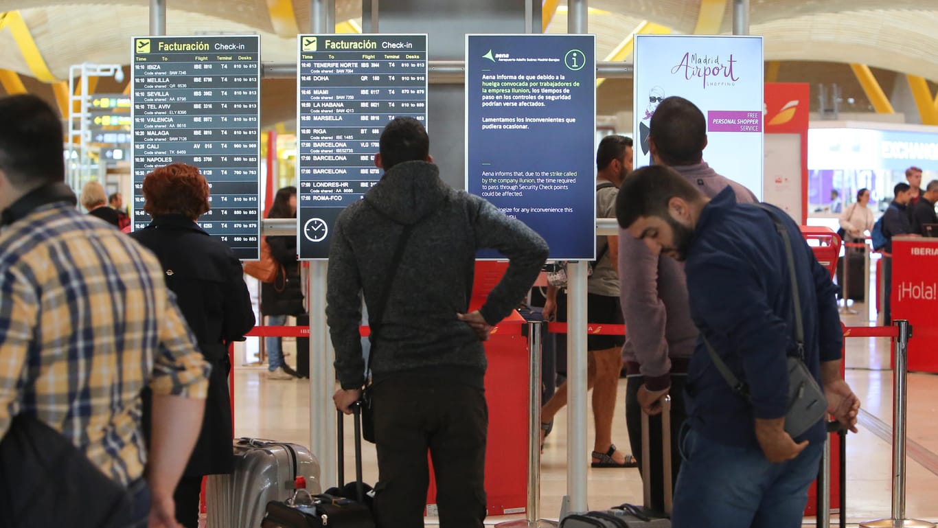 Flugreisende am Flughafen Madrid: Obwohl der Pilotenstreik beendet ist, drohen Flugreisenden in Spanien Chaos und Wartezeiten.
