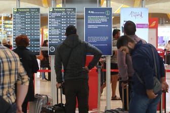Flugreisende am Flughafen Madrid: Obwohl der Pilotenstreik beendet ist, drohen Flugreisenden in Spanien Chaos und Wartezeiten.