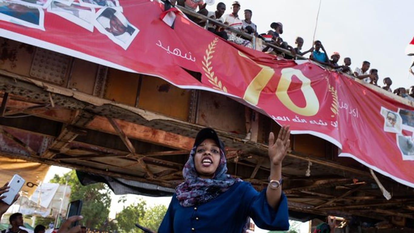 Tausende Demonstranten harren weiter im Zentrum von Khartum aus.