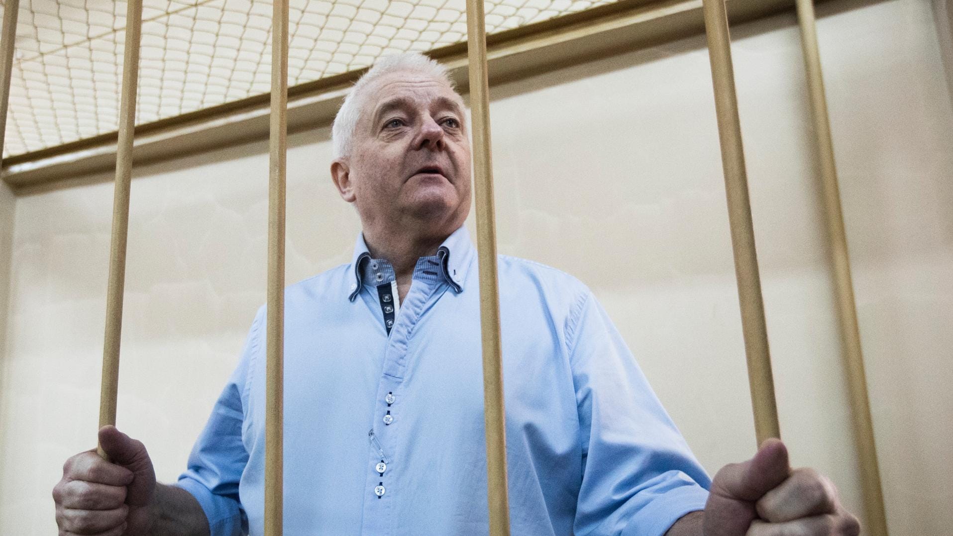 Frode Berg steht hinter den Gitterstäben der Anklagebank in Moskau: Die Verhaftung von Berg hatte zu Spannungen zwischen Russland und Norwegen geführt. Frode Berg steht hinter den Gitterstäben der Anklagebank in Moskau: Die Verhaftung von Berg hatte zu Spannungen zwischen Russland und Norwegen geführt.