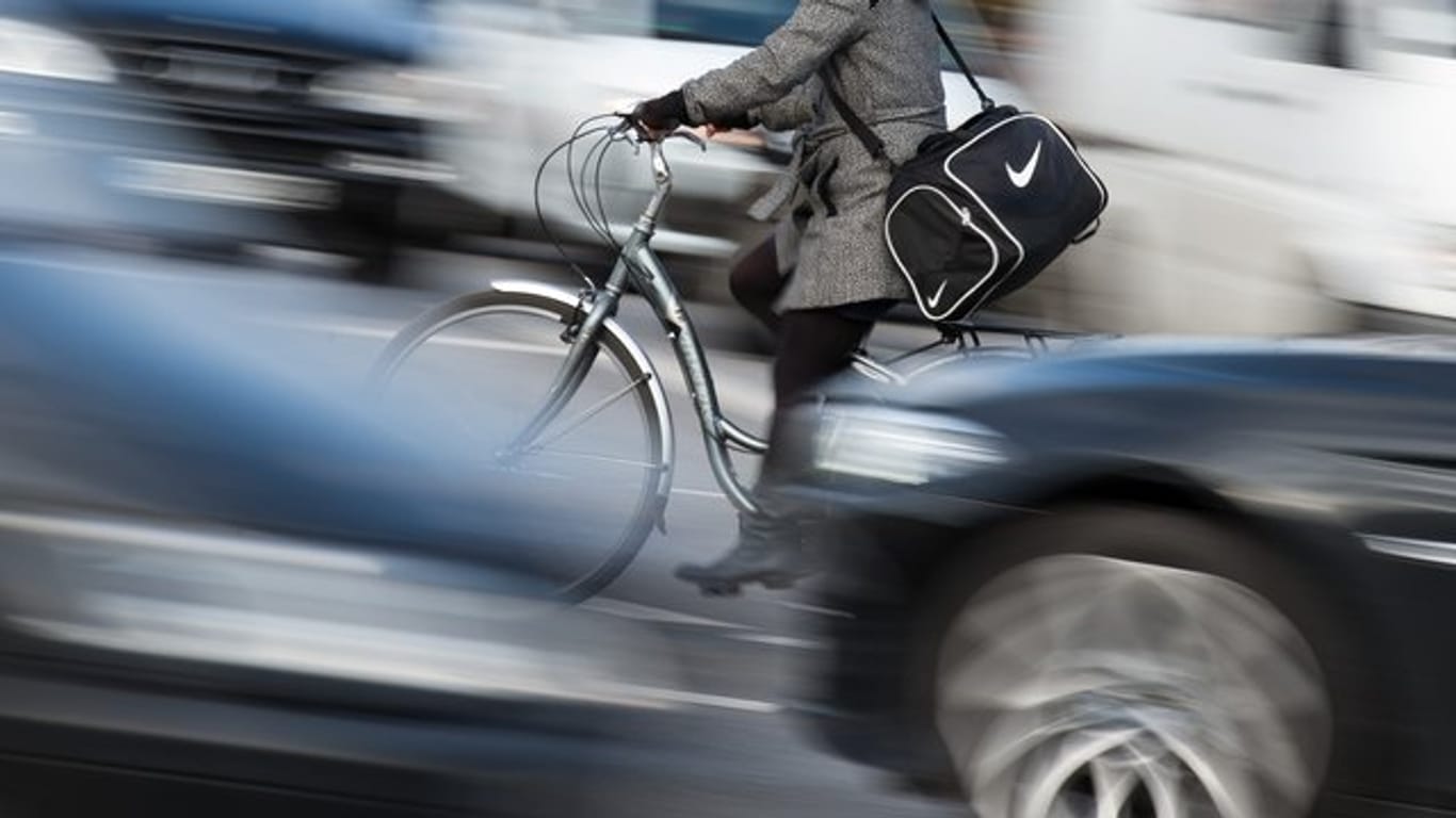 Einen gesetzlich vorgeschriebenen Mindestabstand beim Überholen von Fahrradfahrern gibt es nicht.