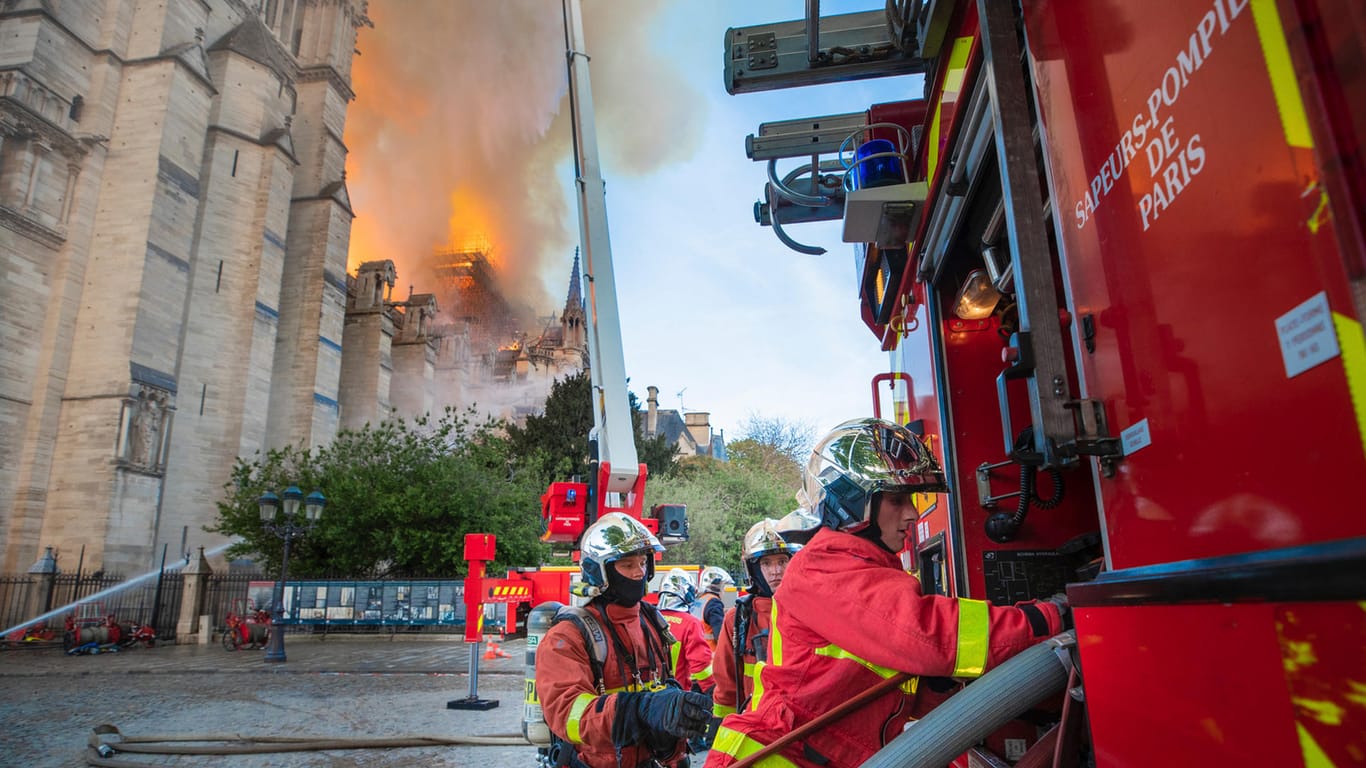 Eine Feuerwehr vor der brennenden Kathedrale Notre-Dame: Kritik über TV-Berichterstattung.