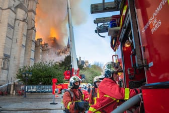 Eine Feuerwehr vor der brennenden Kathedrale Notre-Dame: Kritik über TV-Berichterstattung.
