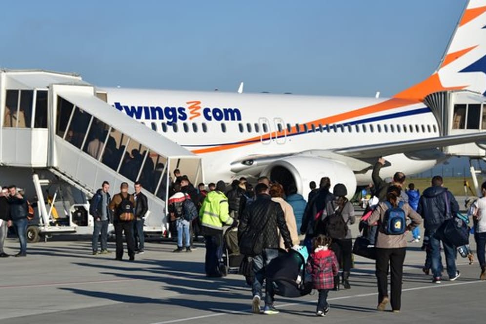 Freiwillige Ausreise: Abgelehnte Asylbewerber aus Albanien und dem Kosovo gehen auf dem Kassel-Airport in Calden zum Flieger.