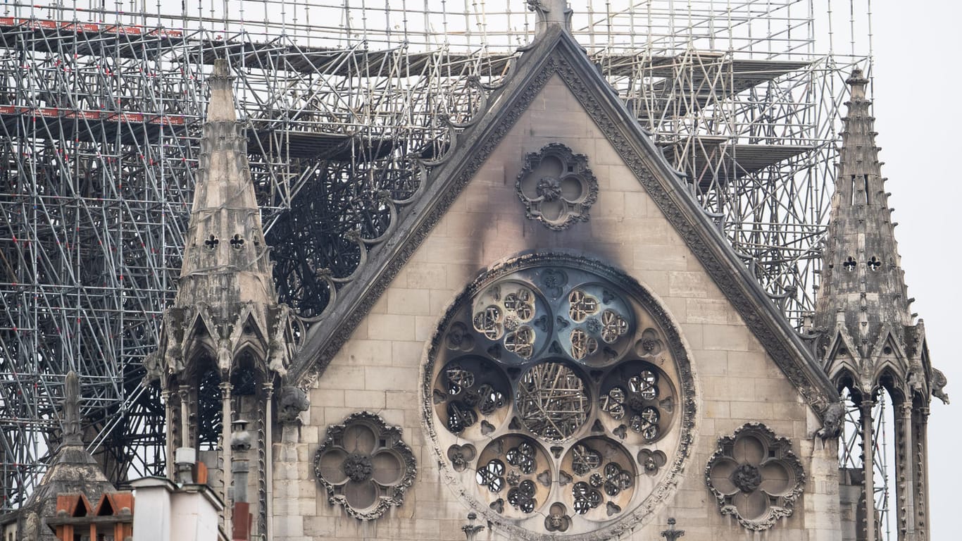 Paris: Die Fassade der Kathedrale Notre-Dame ist schwarz verkohlt.