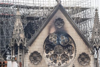 Paris: Die Fassade der Kathedrale Notre-Dame ist schwarz verkohlt.