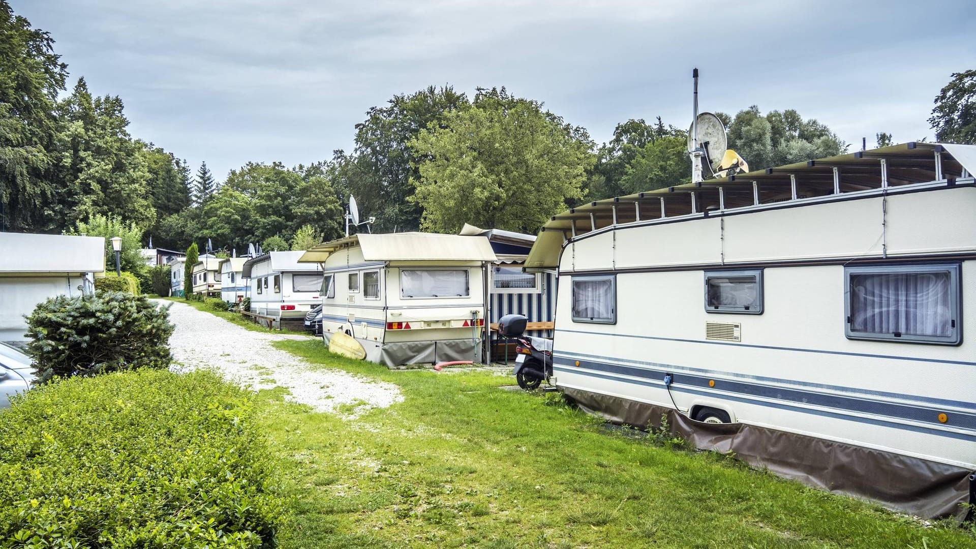 Ein Campingplatz in Deutschland (Symbolfoto): Erneut soll es in NRW zu einem Missbrauchsfall auf einem Campingplatz gekommen sein. Die Polizei nahm den Rentner aus Duisburg fest.