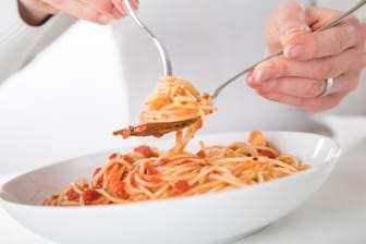 Die Stärke in den Nudeln macht gekochte Spaghetti anfällig für Keime.