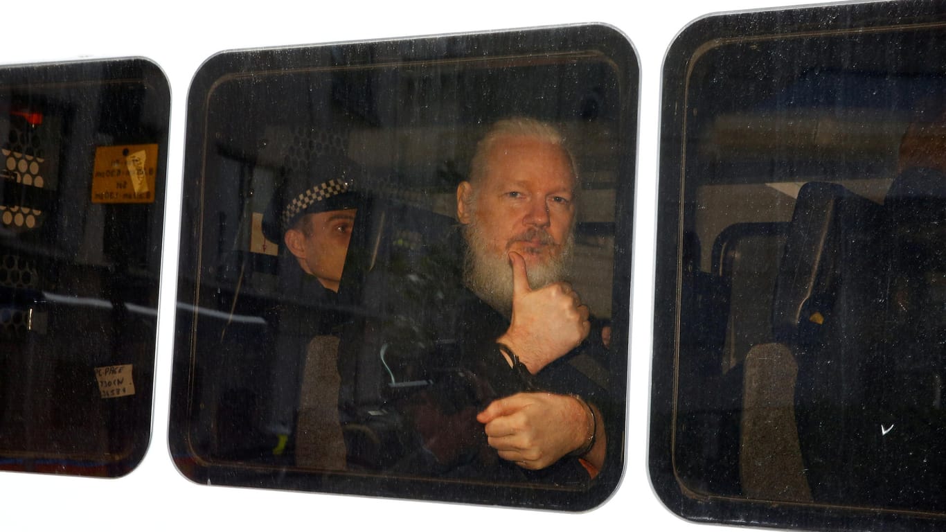 WikiLeaks-Gründer Julian Assange bei der Festnahme in London: Neue Anklage droht.