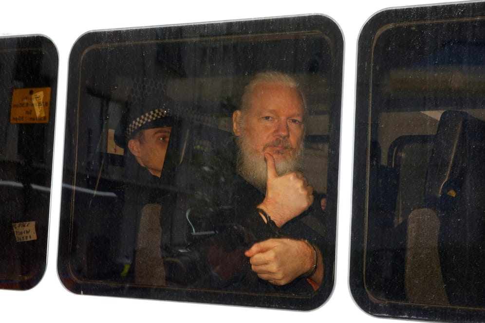 WikiLeaks-Gründer Julian Assange bei der Festnahme in London: Neue Anklage droht.
